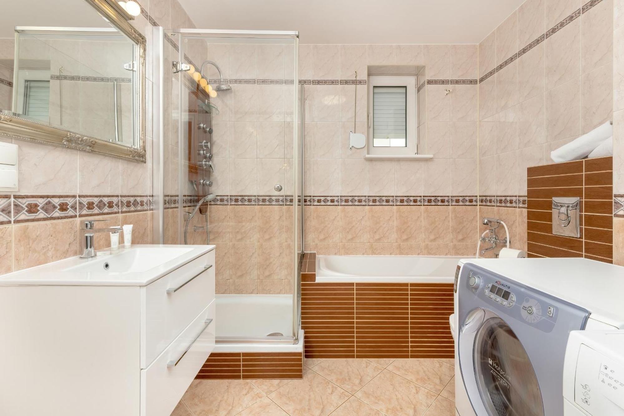 Spacious Family With 3 Bedrooms In By Renters Apartment